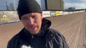 Banmästaren på Solvalla kämpar mot kylan · Senaste nyheterna om trav ·  Travronden