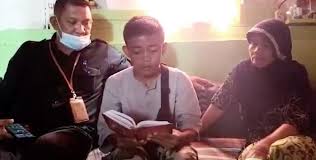 Alhasan ali jaber (20 tahun), anak sulung syekh ali (kiri) dan makam syekh ali jaber di ponpes daarul qur'an, cipondoh, tangerang, kamis (14/1/2021). Akbar Diajak Umrah Dan Diangkat Anak Oleh Syekh Ali Jaber Republika Online