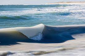 A deep hole or shaft sunk into the earth to obtain water, oil, gas, or brine. Usa Gefrorene Wellen Fotograf Halt Beeindruckendes Phanomen Fest Geo