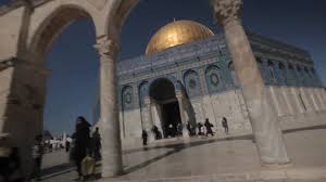 المسجد الأقصى مستطيل وتبلغ مساحة ساحاته 144،000 متر مربع (1،550،000 قدم مربعة) ، على الرغم من أن المسجد. Ø¹Ø§Ù„Ù… Ø¬Ø¨ÙŠÙ†Ø© Ù„Ù„ØªØ±Ø§Ø« Ø§Ù„Ø´Ø¹Ø¨ÙŠ Ø§Ù„ÙÙ„Ø³Ø·ÙŠÙ†ÙŠ