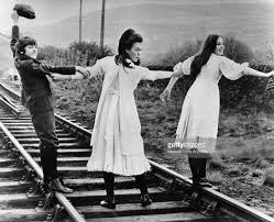 Gary Warren Jenny Agutter And Sally Thomsett The Railway Children Classic Films Film Classic Films Posters
