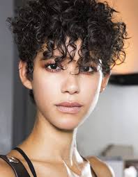 See more of coupes de cheveux courts femm on facebook. Coupe Au Bol Cheveux Frises Cheveux Cheveux Frises Coiffures Courtes Cheveux Boucles