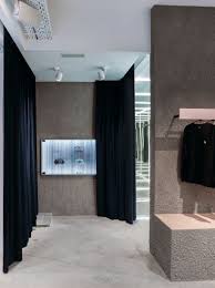 Aluminium Extrusion Redefines A Sneakers Store In Madrid By A P O Aluminum Extrusion Retail Interior Retail Design