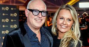 Vast onderdeel van de show werd op de voormalig voetballer van onder andere psv is één van de meest geliefde analisten van het land. Wilfred Genee Welkom Op Bruiloft Rene Van Der Gijp Entertainment Telegraaf Nl