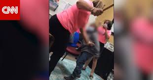 أم تصور سرا معلمة تضرب ابنتها بعصا مجداف