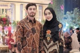 Style baju kondangan hijab remaja tidak boleh sembarangan. 8 Inspirasi Baju Kondangan Couple Untuk Anda Dan Pasangan Womantalk