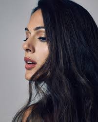 💄 @karinamoore 👗 @kendall_marsh 📷 @ben_cope  #i'mstillinbedonasaturdayanditstwelvethirty 💋