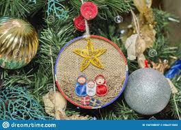 Si no cuentas con mucho espacio para colocar un árbol de. Decoracion De Artesania Para Arboles De Navidad Tejidos Reciclados Y Latas Nacimientos De Jesus En Rojo Blanco Y Azul Imagen De Archivo Imagen De Nacimientos Manos 164748037