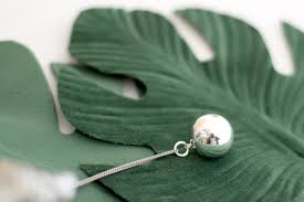 Il est constitué d'une boule dans laquelle se trouvent des billes de cuivre ou d'un autre métal, qui vont le bola de grossesse n'a pas qu'un rôle esthétique, même si c'est un bijou très original, qui en fait un cadeau idéal pour une femme enceinte. Mon Bola De Grossesse Mmaxine