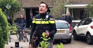 Maybe you would like to learn more about one of these? Zingende Politieagent Bestolen De Gitaar Mag Je Niet Afpakken Van Een Muzikant Lingewaard Gelderlander Nl