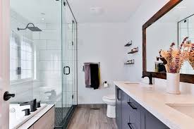 Mengubah desain kamar mandi yang mungil agar tampak luas dibutuhkan, karena kamar mandi yang nyaman adalah kamar mandi memiliki dimensi luas di dalamnya. 7 Macam Desain Ruang Shower Kamar Mandi Untuk Hunian Anda