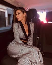 Testo guapo è il singolo di anna tatangelo con geolier. Elisabetta Franchi Sur Instagram Anna Tatangelo Attended The Spring Summer 2020 Fashion Show Wearing A Look From The Fall Winter 2019 Stile Anna Instagram