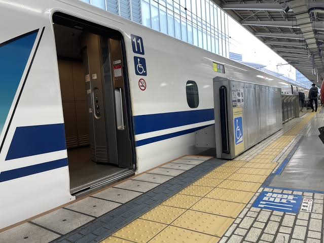 東海道新幹線のホーム（AI 生成）