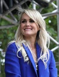 Laeticia hallyday and her husband johnny were out shopping on a nice spring day at fred segal in west hollywood. Laeticia Hallyday En Couple Elle A Un Nouveau Compagnon Elle