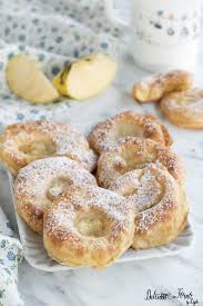 Scoliamo le frittelle di mele su carta assorbente, trasferiamole su un piatto da portata ancora calde e buongiorno benedetta, invece di friggere in olio le frittelle con uvetta e mele, si possono fare al forno? 10 Idee Su Benedetta Frittelle Di Mele Al Forno Ricette Frittelle Al Forno