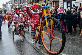 Fastachtssontag Die Rue Ist Gesperrt Und Alles Wartet Auf Den Grossen Fastnatssonntagzug Durch Die Wiesbadener Innenstadt C 2018 Volker Watschounek Wiesbaden Bicycle