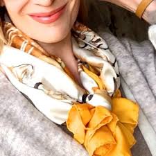 Porté en headband, noué autour d'un chignon ou d'une queue de cheval basse, c'est l'accessoire star de cette saison. Maitai S Picture Book Silk Scarf Style Spring Capsule Wardrobe Sweater Accessories