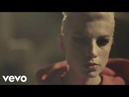 Ecco il testo e gli accordi di amami, brano musicale scritto e composto da emma, prodotto da brando ed. Cercavo Amore Emma Marrone Accordi E Testo
