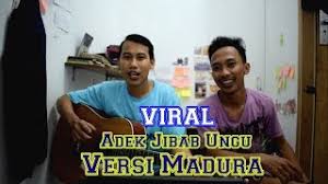 Kuncilaguok.com |siapa yang belum hafal lagu yang satu ini judulnya ''adek bejilbab ungu'' yang liriknya kaya gini (oi ade bejilbab ungu cantik manis cak ulat bulu dapat salam dari ayah ibu tahun. Chords For Adek Jilbab Ungu Cover Versi Madura Lucu Bikin Baper Madura Wajib Nonton