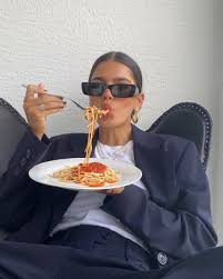 Pin By Valeria Cristal Rodriguez On Serving Looks In 2020 Classy Aesthetic Girl Photography Poses Photography Poses