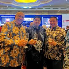 Senang bertemu dengan Mas AHY, Senior Bang Surya Paloh, Bapak Hashim dan  juga Bapak Budi Karya dan bersama dengan Donny Bos Standard Chartered  ditemani anakku Amaris dalam Acara The Birthday Party Of