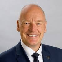 100+ perfiles de «Radowski»