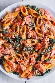 Salmon Pasta With Sun Dried Tomato Cream Sauce And Spinach Quick And Easy Dinner Made In 30 Minutes Pan Seared Salmon Is Combine Salmon Pasta Salmon Pasta Recipes Creamy Salmon Pasta