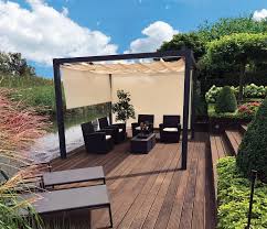 een zwart houten pergola met schaduwdoek van nesling handig is dat je de doeken op kan rollen of wegschuiven zo zit je nie buiten pergola pergola patio patio