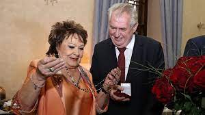 Abychom vám usnadnili vyhledávání zajímavého obsahu, připravili. Jirina Bohdalova Slavila Ve Velkem Prali Ji Bila Gott I Zeman Idnes Cz