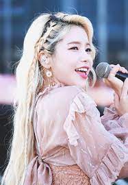 Solar is one of four members of mamamoo, a south korean girl. Solar Mamamoo