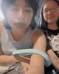 De chill 🤙🏼, como dirían los jóvenes de hoy. , ., ., ., #chill  #streetphotography #streetstyle #graffiti #outfit #brownskingirls #fyp #lfl  #shorthair #photooftheday