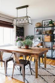 La table est bien plus qu'un meuble, c'est un lieu de rencontres: Salon Esprit Campagne Chic Avec Table En Bois Et Chaise En Metal Modern Farmhouse Dining Dining Room Small Farmhouse Dining Rooms Decor