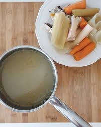 Un plato nutritivo y delicioso, popular especialmente las zonas que tienen ríos y mar pues el un plato tan delicioso y tan completo, que hasta propiedades afrodisíacas le han atribuido… habrá que probarlo! Caldo De Pescado O Fumet En La Crock Pot Varoma Fest