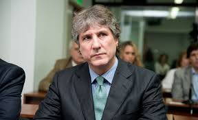 Se debe al beneficio obtenido por el estímulo educativo, de esta manera la sentencia es ahora de 5 años. Concedieron La Libertad Condicional A Amado Boudou