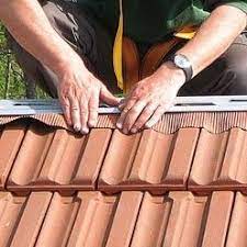 Installer Un Faitage A Sec Sur Une Couverture En Tuiles Plates Tuiles Toiture Tuile Reparations De Maison