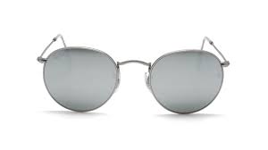 The frame has adjustable nosepads, a popular feature providing comfort and precision to any nose shape. Ray Ban Round Metal Silver Rb3447 019 30 53 21 Visiofactory
