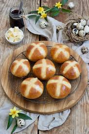 Hot Cross Buns Kreuzbrotchen Rezept Sweets Lifestyle Rezept Rezepte Rezepte Mit Hefeteig Ostern Essen
