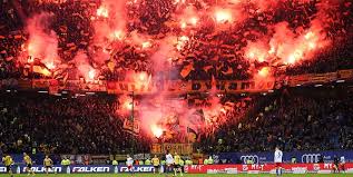 Der hsv holt sich gegen dynamo dresden in der vierten minute der nachspielzeit den sieg. Hamburger Sv Dynamo Chaoten Fackeln Im Stadion Jede Menge Pyro Ab Kolner Stadt Anzeiger