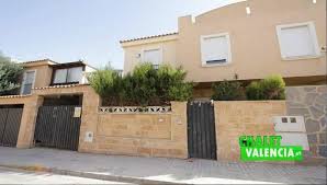 Vivienda exterior y seminueva distribuida en 2 plantas que consta de sa.ila con todos los servicios cerca. Chalet En Maravisa De Banco