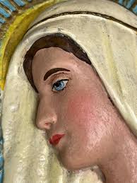 Placa de pared de yeso tiza antigua de 1907 con la Virgen María con velo  sobre azul con flores