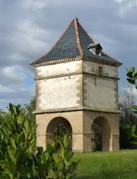 lombers 81 tarn au lieu dit st sernin de lombers pigeonnier en pierre de taille soutenu par de massives arcade pigeonnier le manoir architecture vernaculaire