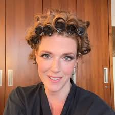 Carmen warms up, you know. Woohoo, here we go premiere @volksoper! Toi toi  everyone!