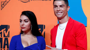 • cristiano ronaldo in kinder joy egg !!! Cristiano Ronaldo Und Georgina Rodriguez Kuscheln Mit Den Kids Im Bett