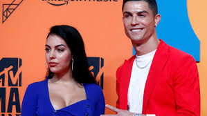 Entdecke kinder cristiano ronaldo auf nike.com. Cristiano Ronaldo Und Georgina Rodriguez Kuscheln Mit Den Kids Im Bett