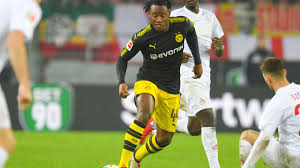 Het naamgebaar verwijst naar de grote gestalte van de aanvaller. A New Batman Immediately Answers Dortmund S Call For A Scorer The Guardian Nigeria News Nigeria And World News Sport The Guardian Nigeria News Nigeria And World News
