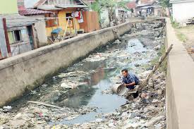 Pembuangan sampah anorganik secara sembarangan di lahan terbuka dapat mencemari tanah dan menyebabkan kerusakan serius pada lingkungan dan kehidupan. Sungai Tatang Dipenuhi Sampah