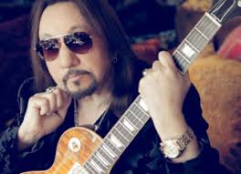 DISCOANÁLISIS: EN «10.000 VOLTS» ACE FREHLEY TAMBIÉN TIENE SU REVANCHA