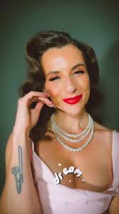 It's… the…. good slice” Pizza is always my go-to-post-show-indulgence.  What's your favourite junk food? No judgement here! 🍕 Em 💋🎙️