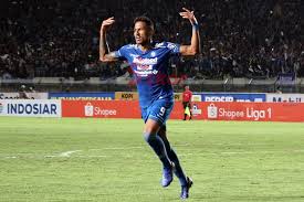 Indikasinya adalah wander luiz ternyata sudah mengikuti akun instagram direktur pt pbb, teddy tjahjono, pelatih kepala persib, robert rene alberts, akun resmi persib bandung dan sejumlah fanbase bobotoh lewat akun pribadi instagram miliknya. Hasil Tes Terbaru Wander Luiz Negatif Covid 19 Bandung Aktual