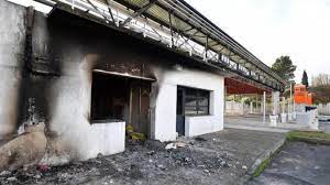 Au cours de ces dernières semaines de mobilisation des gilets jaunes, des péages et autres installations autoroutières ont été dégradés, majoritairement dans le sud de la france. Un Local De Vinci Autoroutes Incendie Au Peage De Bessan